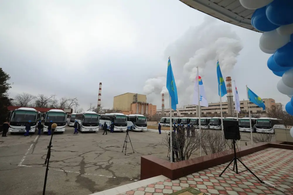 В Актау предприятию MAЭK вручили 20 автобусов (2)