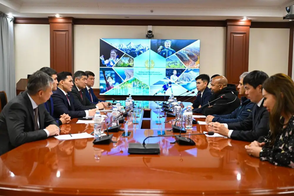 Ербол Мырзабосынов встретился с легендарным боксёром Роем Джонсом (9)