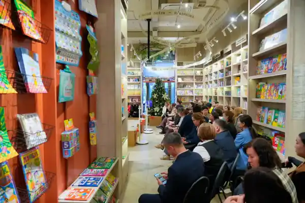 В Астане школам и библиотекам вручили цифровые учебные станции, работающие без интернета (5)