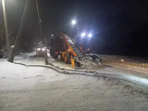 Более 1 200 единиц спецтехники задействованы в снегоуборке ночью в Астане (4)