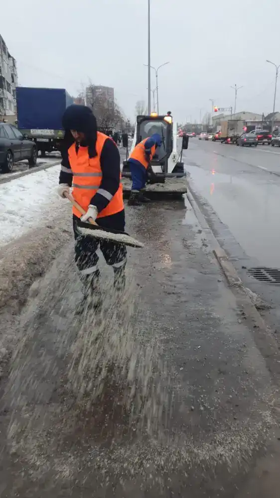 Плюсовая температура днём и морозы ночью: коммунальные службы усилили уборку в Астане (2)