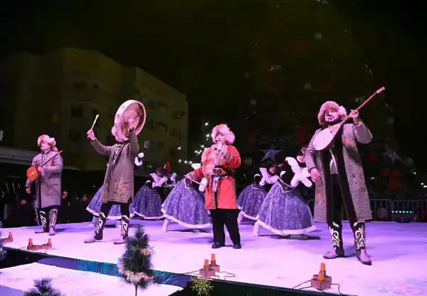 Зажглась новогодняя елка (9)