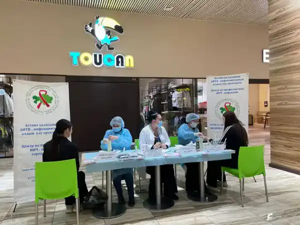 Акции, разъяснения и лекции: месячник ко Всемирному дню борьбы со СПИДом продолжается в Астане (2)