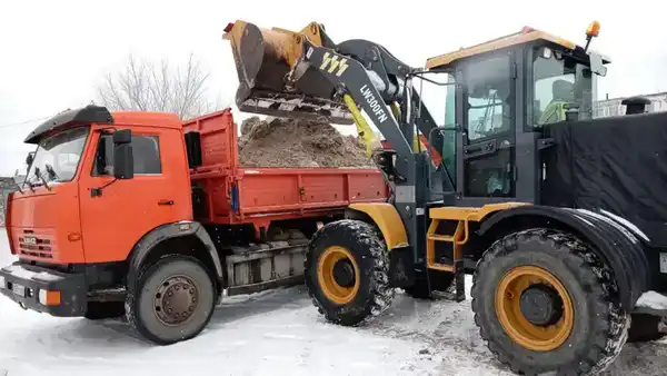 Более 1200 единиц спецтехники заняты в снегоуборочных работах в Астане (5)