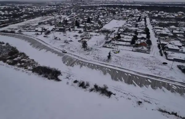 Аким области совместно с жителями села Прибрежное провел инспекцию хода реконструкции защитных сооружений (4)