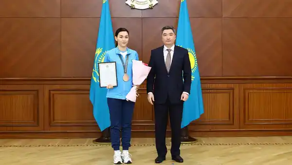 Чемпион Сурдлимпиады в Токио Еркебулан Канафин и его тренер награждены орденом «Құрмет» (2)