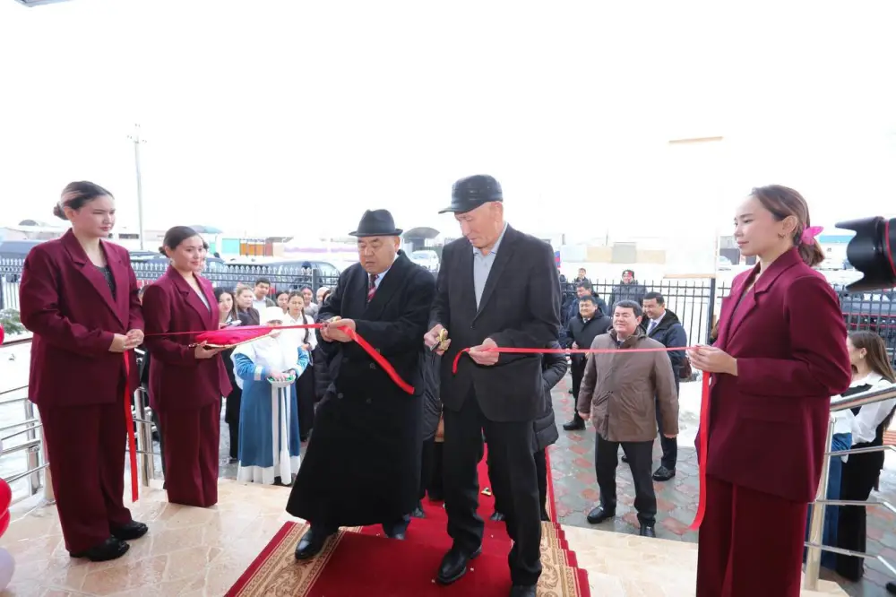 В селе Кендерли открыли новое здание акимата, вручили служебные автомобили (5)