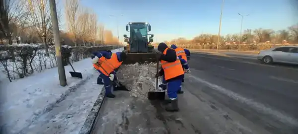 Более 3 000 дорожных рабочих и 1 400 единиц спецтехники задействованы в снегоуборочных работах в Астане (2)