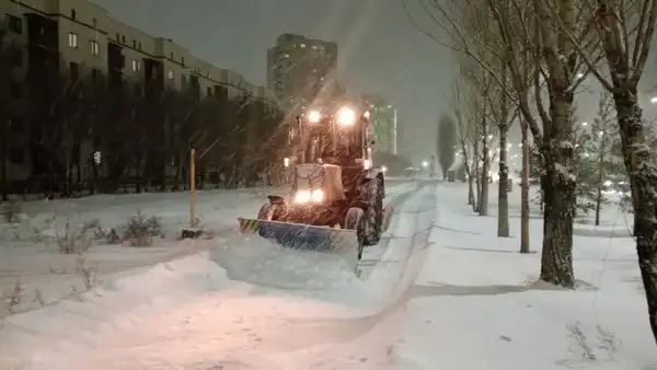 Тысяча единиц спецтехники задействована в снегоуборочных работах в Астане (5)
