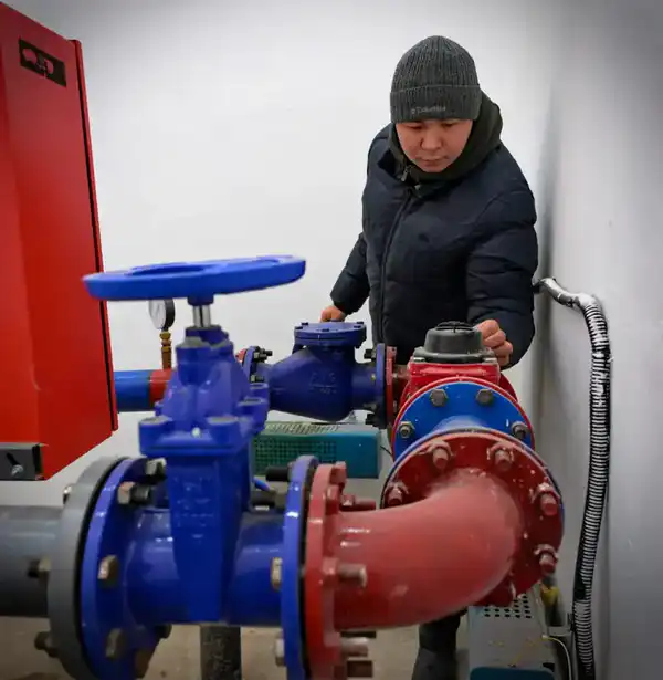 Аким Павлодарской области Асаин Байханов совершил рабочую поездку в Баянаульский район, где оценил ход реализации ключевых инфраструктурных, проектов (8)