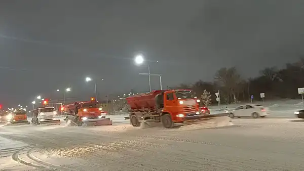 Тысяча единиц спецтехники задействована в снегоуборочных работах в Астане (3)