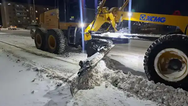 Более 1 200 единиц спецтехники задействованы в снегоуборочных работах в Астане в ночную смену (3)