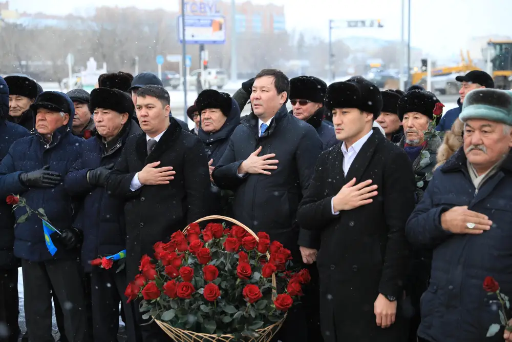 В День Независимости актюбинцы возложили цветы к мемориальному комплексу «Азаттықтың ақ таңы» (9)
