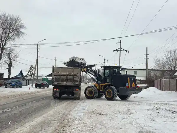 Около трех тысяч дорожных рабочих вышли на уборку снега в Астане (9)