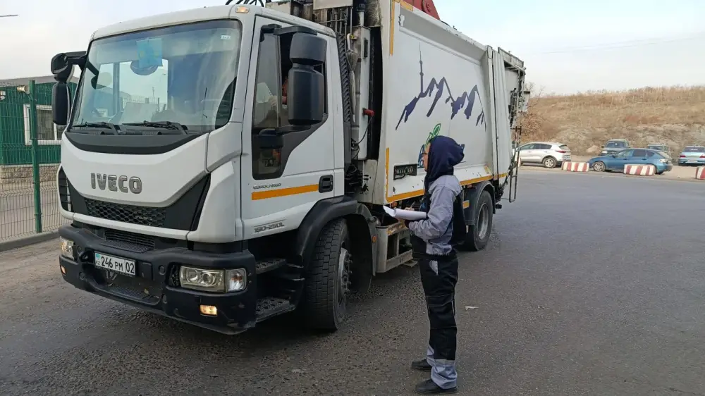 В Алматы усилили контроль спецтранспорта по вывозу мусора в рамках плана по снижению загрязнения воздуха (3)