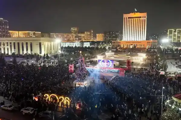 В Шымкенте зажгли огни главной новогодней ёлки города (9)