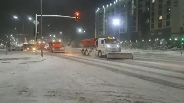 Более 1 200 единиц спецтехники задействованы в снегоуборке ночью в Астане (5)