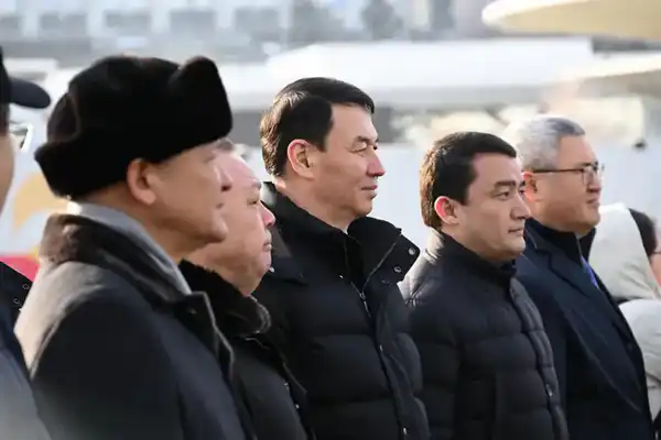 Аким Алматы возложил цветы к монументу «Тәуелсіздік» (2)