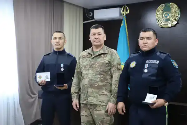 В области Ұлытау награждены полицейские за спасение детей при пожаре (4)