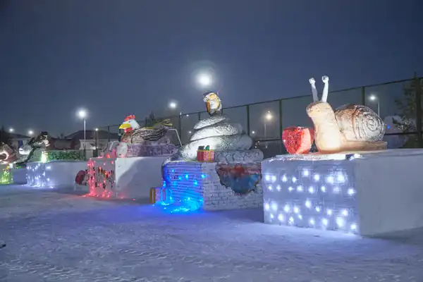 Лёд, фантазия и тепло сердец: столичные гвардейцы создали новогодний городок (5)