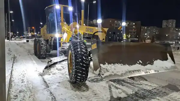 Более 1 200 единиц спецтехники задействованы в снегоуборочных работах в Астане в ночную смену (2)
