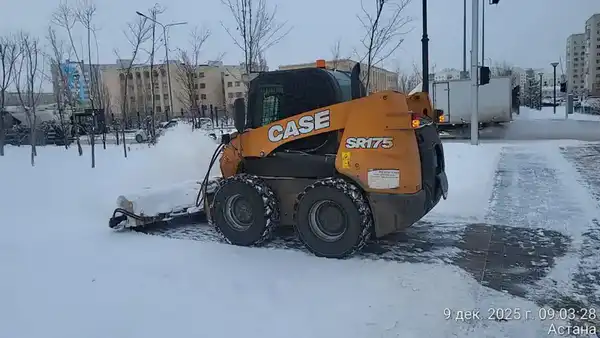 Более трех тысяч дорожных рабочих вышли на снегоуборочные работы в Астане (6)