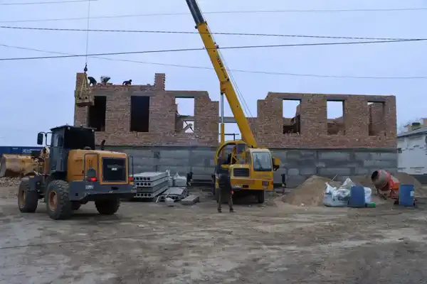 Ознакомился с ходом работ на железнодорожных вокзалах (7)