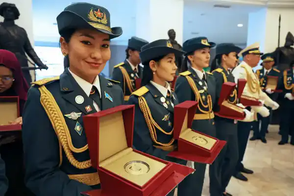 Министр обороны поблагодарил участников международного музыкального фестиваля в Катаре (3)