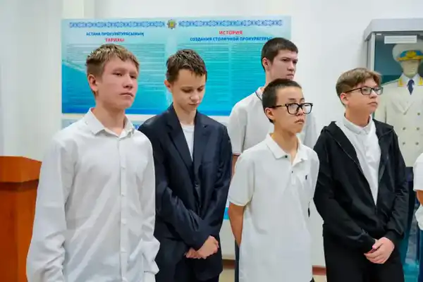 «Закон и порядок»: день открытых дверей провела для школьников столичная прокуратура (3)