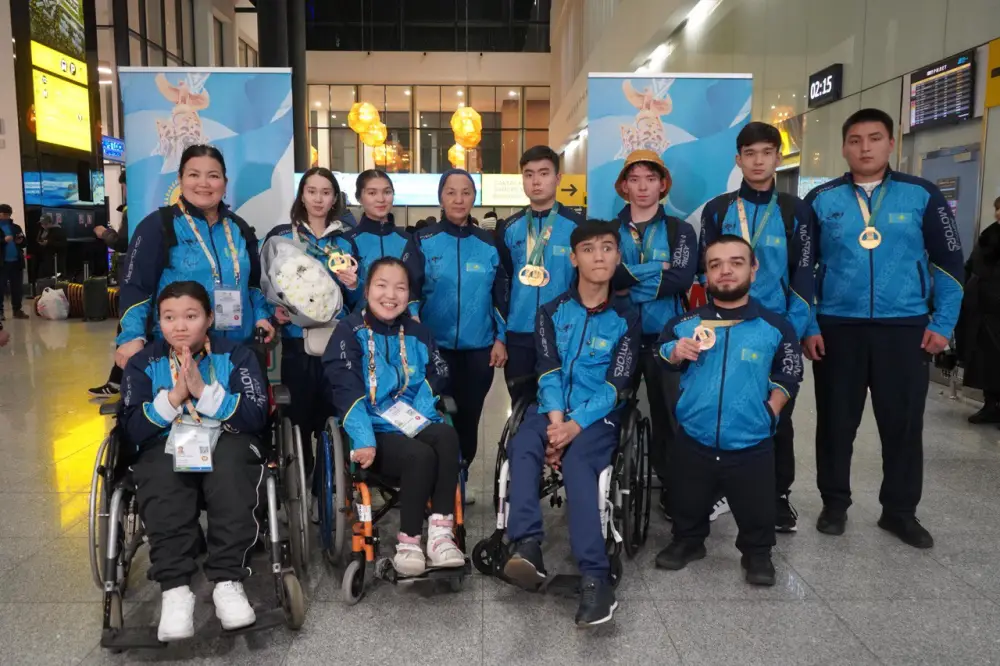 Победители V Азиатских пара игр вернулись в страну: их торжественно встретили болельщики (2)