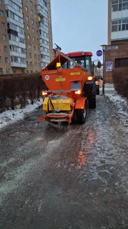 В работе по уборке улиц Астаны задействовано более 1,4 тысячи единиц коммунальной техники (8)