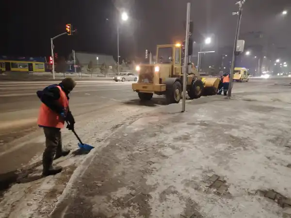 Плюсовая температура днём и морозы ночью: коммунальные службы усилили уборку в Астане (6)