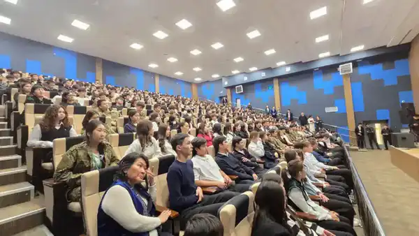 Дипфейки, дропперы, мошенники: столичным школьникам рассказали о цифровой безопасности (4)