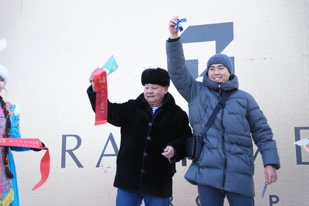 Жильцам ЖК «Exclusive», ранее являвшегося долгостроем, в День Независимости вручили ключи от квартир (7)