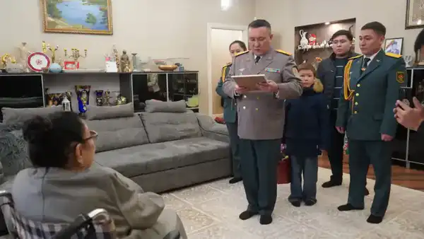 В Алматы военнослужащие с оркестром поздравили Бибигуль Тулегенову с днем рождения (3)