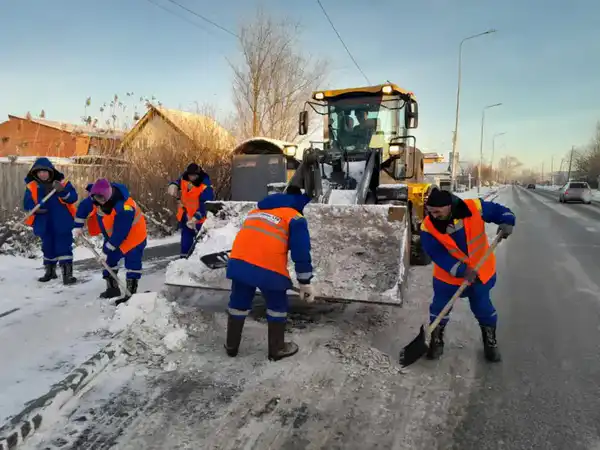 Более 3 000 дорожных рабочих и 1 400 единиц спецтехники задействованы в снегоуборочных работах в Астане (6)