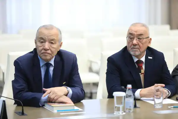 В Актобе писателям вручили грант «Қазына» (2)