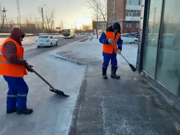 Около трех тысяч дорожных рабочих задействованы в снегоуборочных работах в Астане (4)