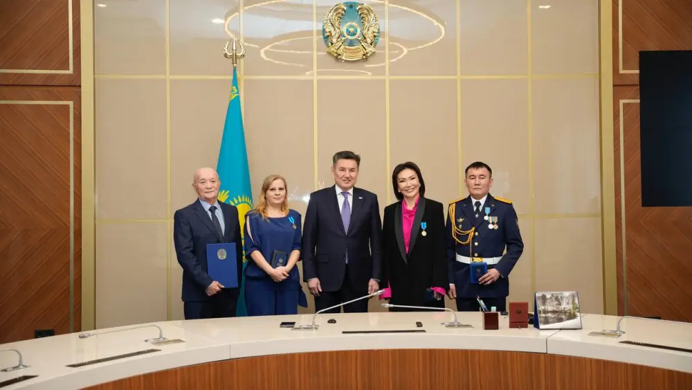 В Восточном Казахстане вручили госнаграды в честь Дня Независимости (10)