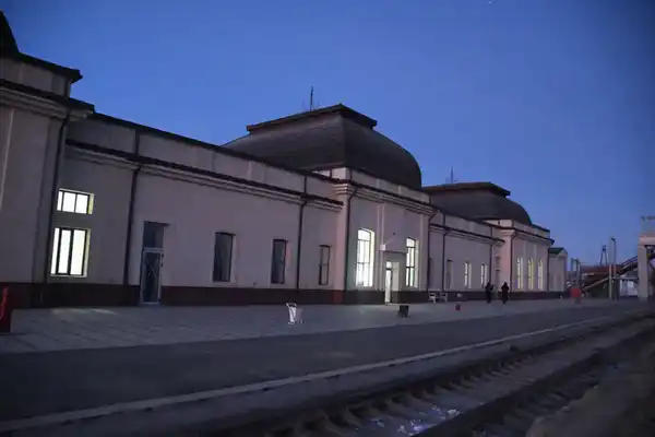 Ознакомился с ходом работ на железнодорожных вокзалах (4)