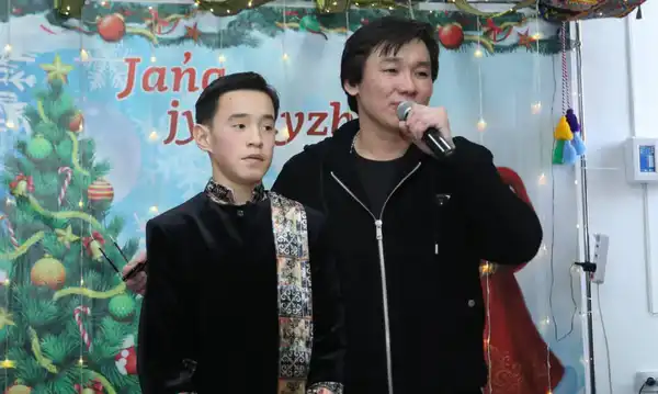 Аким Мангистауской области поздравил воспитанников детского дома с Новым годом (7)