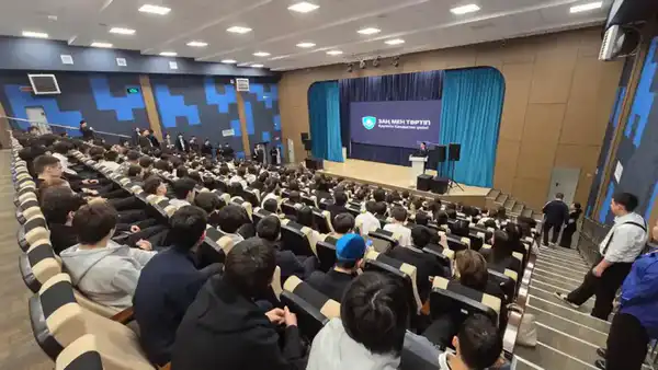 Дипфейки, дропперы, мошенники: столичным школьникам рассказали о цифровой безопасности (5)