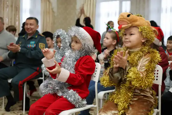 Военнослужащие Национальной гвардии поздравили воспитанников детских домов с Новым годом (6)