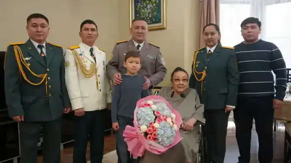 В Алматы военнослужащие с оркестром поздравили Бибигуль Тулегенову с днем рождения (2)