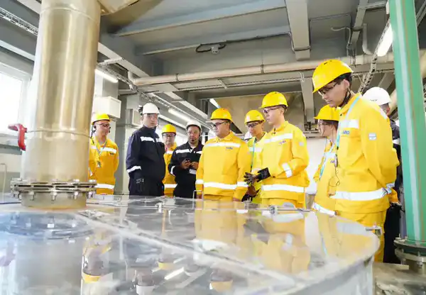 В ЭТОМ ГОДУ В ТУРКЕСТАНСКОЙ ОБЛАСТИ ВВЕДЕНЫ В ЭКСПЛУАТАЦИЮ СОВРЕМЕННЫЕ ЗАВОДЫ, ОТВЕЧАЮЩИЕ МЕЖДУНАРОДНЫМ ТРЕБОВАНИЯМ, А ОБЪЕМ ПРОМЫШЛЕННОЙ ПРОДУКЦИИ СОСТАВИЛ 1,3 ТРЛН ТЕНГЕ. (4)