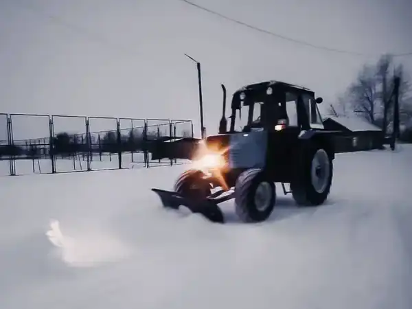 В Бородулихинском и Бескарагайском районах проводятся работы по очистке дорог от снега (4)