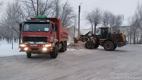 Более 1200 единиц спецтехники заняты в снегоуборочных работах в Астане (7)