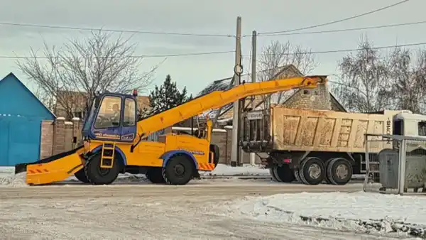 Более 3 000 дорожных рабочих задействованы в снегоуборочных работах в Астане (6)