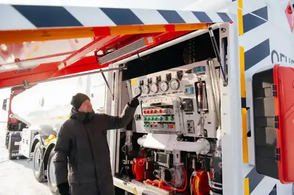 Новый топливозаправочной автомобиль прибыл в аэропорт Актобе (2)