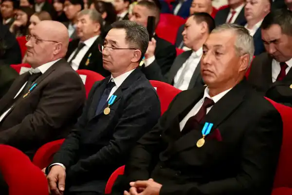 Госнаграды за свет и тепло: Министр энергетики Ерлан Аккенженов поздравил работников отрасли с профессиональным праздником (2)